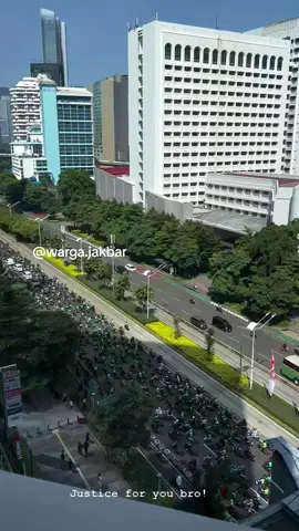Masa dari ojek online terlihat melintas di Jalan Jendral Sudirman Jakarta Pusat, dalam rangka mengantarkan jenazah Affan menuju peristirahatan terakhir di karet Bivak, Jakarta Pusat, Jumat Pagi (29/08) 