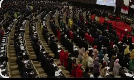 Kalian Sadar tidak??  Kode Keras Dari Pak Prabowo. 1. Pak Prabowo tidak melarang kalo kita mengibarkan bendera one piece 2. Sengaja bikin berita gaji DPR naik untuk memancing amarah kita buat demo tapi kita belum bergerak sampai sekarang Menurutku itu sudah taktik yg pintar dari pak prabowo sebab dia tidak memiliki kuasa membubarkan DPR, itu bukan ranah dia, yang berhak itu kita sebagai RAKYAT INDONEISA sebab sesuai dengan kepanjangannya DEWAN PERWAKILAN RAKYAT jadi yang berhak melengserkan itu RAKYAT. AYOOO Kita Bubarkan DPR, Prabowo Belajar dari Kisah Pak Gus Dur yg ingin hapus DPR namun dia yg di lengserkan. (Kalo Mau ada perubahan kita harus peka) Mantan pendukung dan pendemo 212 mana suaranyaaaaaaaa!!!!!! kalian kalo masih sibuk jelek²in Presiden Prabowo dan mantan Presiden Jokowi buta sih!!!  #demo #turunkandpr 
