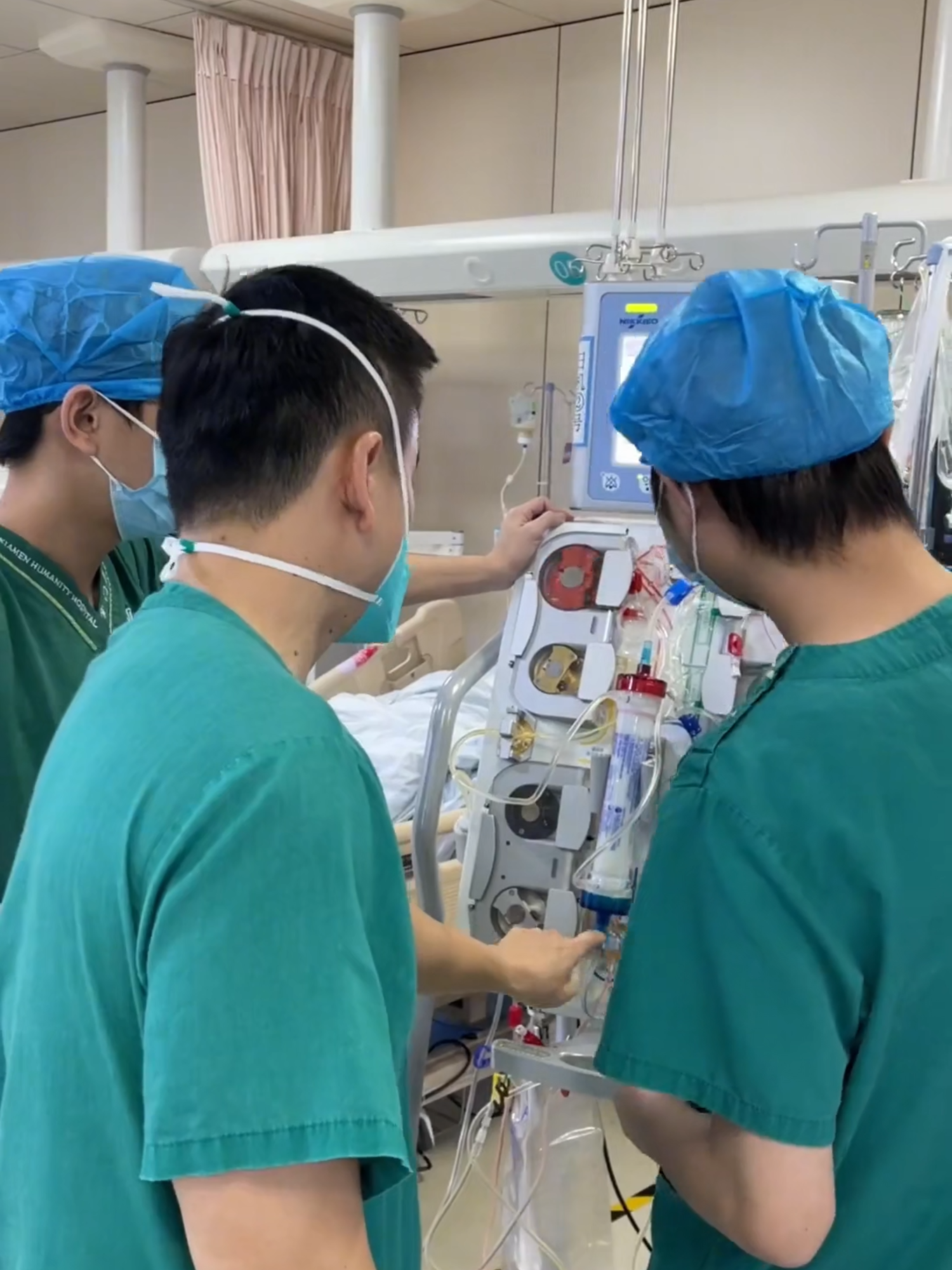 BEEP... HUMMMM... The sound of life. 🔊 The machines that keep patients stable in the ICU.  A glimpse into a dedicated healthcare hero's world. ❤️ #ICU #HospitalLife #HealthcareHeroes 👉 Follow me for more information about the lives of doctors and nurses!