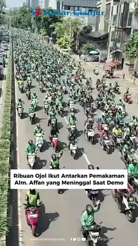 Ribuan ojol antarkan pemakaman Alm. Affan yang meninggal saat demo. Khusnul Khotimah untuk Almarhum dan keluarga diberi kesabaran, Aamiin. #Radarcianjur 
