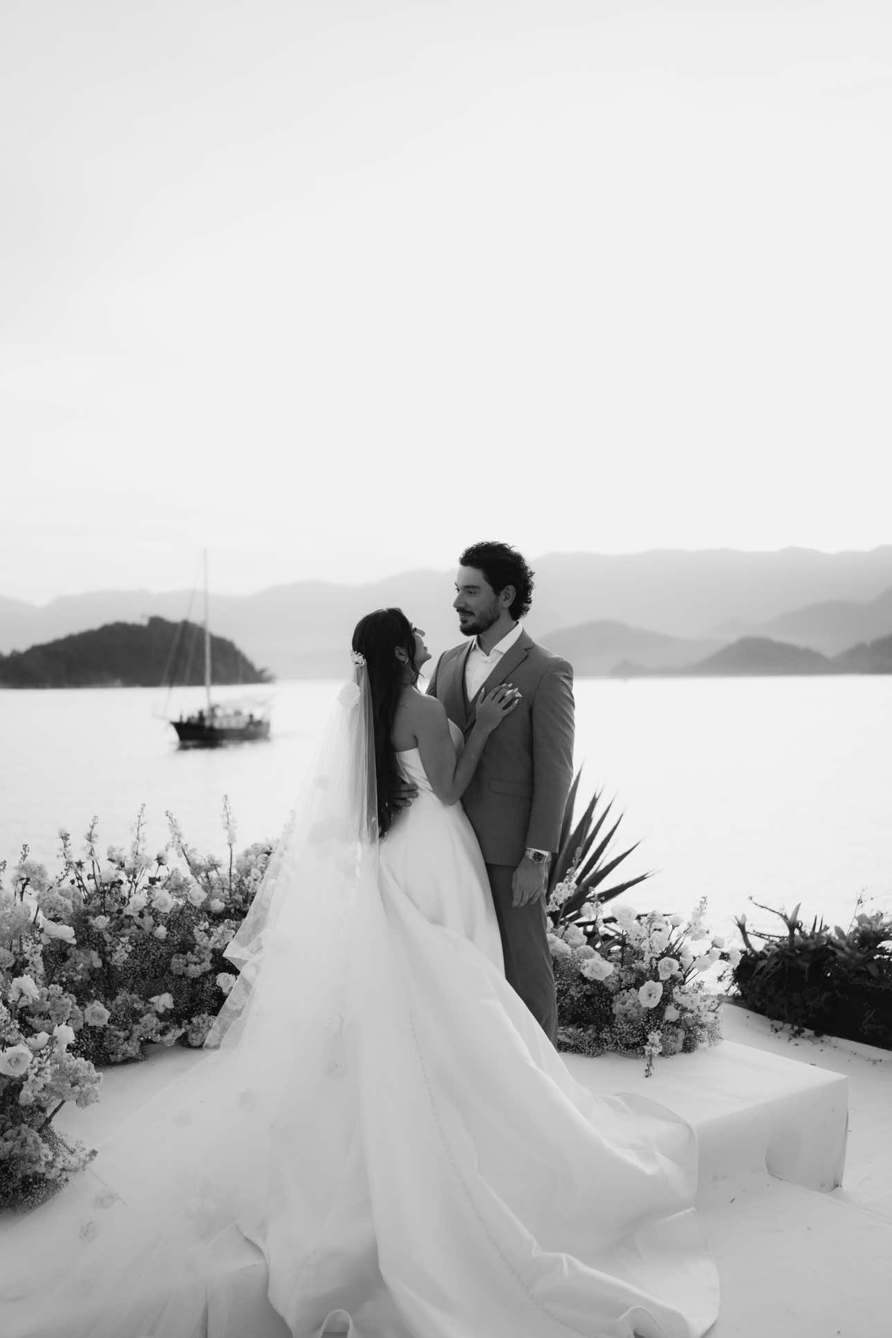 Casamento em ilha, um espetáculo 😍 #riodejaneiro #casamentonapraia #casamento #noiva #destinationwedding 