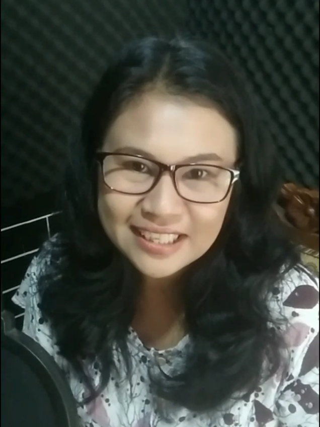 Ini adalah fase-fase penuh perjuangan bagi seorang penulis novel online. Fase-fase ini adalah fakta pahit semua.  1. Fase Pertama di tahun pertama saat menjadi pemula.  Kamu akan butuh waktu satu tahun untuk memahami bagaimana tata cara menulis yang benar sesuai kaedah kepenulisan di Indonesia. Memahami penempatan titik koma, dialog tag, di yang dipisah atau di yang disatukan, pun yang dipisah atau pun yang disatukan, elipsis dan pretilan-pretilan EYD lainnya.  Di tahun pertama ini juga, kamu akan struggle dengan tulisan kamu. Gimana kamu akan mati-matian dalam menarasikan imajinasi yang ada di kepala ke dalam bentuk tulisan yang enak dan layak untuk dibaca  2. Fase kedua, yaitu di tahun kedua atau ketiga kamu menjadi penulis.  Di fase ini, kamu akan struggle dalam meramu konflik yang menarik.  Kamu akan sangat berhati-hati dan penuh pertmbangan saat memilih genre dan tema cerita. Ceritamu harus benar-benar yang potensial di pasaran  Kamu juga dituntut untuk lebih mahir lagi dalam menyusun alur yang mengikat pembaca sampai bab akhir novel kamu.  Dan PR terberatnya adalah menuliskan 3 bab pertama.  3. Fase Ketiga, yaitu masih di tahun kedua dan tahun ketiga kamu nulis.  Di fase ini, adalah Perjuanganmu adalah untuk membuat novelmu mencuan.  Fakta pahitnya, setelah 3 tahun menulis apakah naskahmu akan menghasilkan cuan yang memuaskan? Belum tentu. Ngga ada jaminan.  Sehingga, di tahun ketiga ini, penulis memang dituntut untuk pintar jualan. Pintar dalam mempromosikan naskahnya di media sosial, pintar ngebranding diri, bahkan kudu mau ngeluarin biaya untuk bayar.jasa promosi.  Intinya di tahun ketiga adalah jualan jualan jualan sampai cuan.  4. Fase Keempat, yaitu di tahun keempat kamu nulis.  Fase perjuanganmu bukan lagi di teknik nulis atau di teknik menjual naskah. Tapi, saatnya untuk memutuskan mau dibawa kemana karir menulismu.  Tiap penulis tentu akan berbeda-beda keadaannya.  Ada yang sukses di tahun ketiga atau keempat, sehingga dia menjadikan menulis sebagai karir utama.  Ada yang pencapaiannya biasa-biasa saja, akhirnya mutusin buat jadiin kerja sampingan aja atau hanya sekedar hobby.  Ada juga, penulis yang nemu kesempatan lain, misal yang awalnya penulis novel online, menjadi penulis skenario film, atau menjadi editor atau kesempatan karir lain yang berbasis skill nulis.  Dan yang paling pahit.  Ada juga yang memutuskan untuk gantung keyboard, pensiun dini, ngga nulis novel lagi.  Sekarang, kamu sedang berada di fase apa? Sudah di tahun ke berapa sebagai penulis novel online dan SUDAH PUNYA BERAPA KARYA YANG TAMAT? Spill di kolom komentar.  
