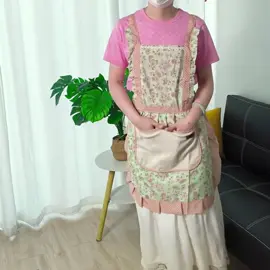 O Avental de Cozinha Feminino Florinda com Babado da @tazmocasa combina estilo e funcionalidade para elevar sua experiência na cozinha🥰 Esse Avental com Babado Design Floral encantador é uma declaração de moda💁🏻‍♀️ 👉Características:  ✅Avental de cozinha feminino com babado e elementos florais dando  toque de beleza ao design. ✅O babado adiciona elegância, enquanto a amarração ajustável na cintura oferece personalização. ✅Seu tecido resistente e acabamento de qualidade garantem durabilidade a longo prazo. ✨Prepare suas refeições com confiança e estilo, sabendo que você está usando um avental que combina funcionalidade e moda. 🌸A estampa floral do avental Florinda não apenas adiciona beleza à sua cozinha, mas também inspira sua criatividade culinária.  Confira em nosso site. Link na bio! WWW.TAZMO.COM.BR  #aventaldecozinha #aventalfeminino #aventalcombabado #aventaismãeefilha #aventaisdecozinha #tazmocasa 