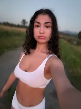 🧍🏻‍♀️