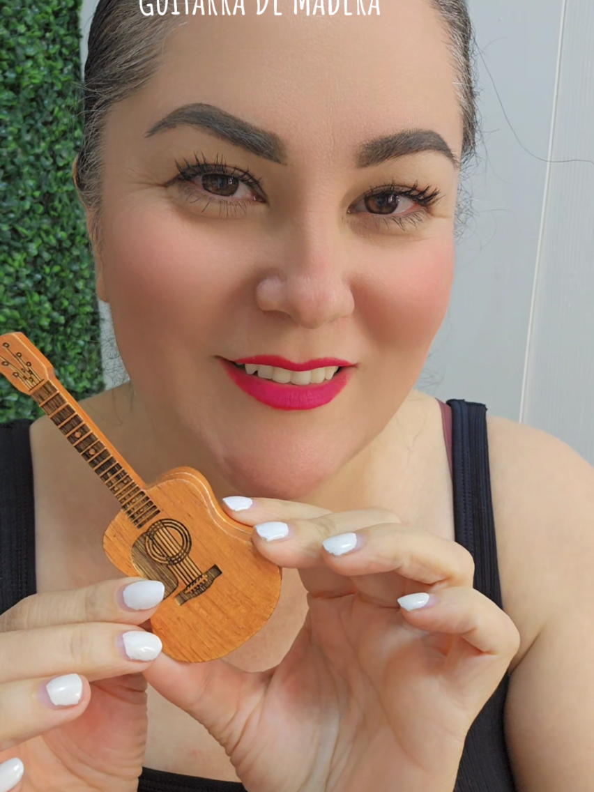 Respuesta a @lupecanelo1 Hermosa guitarra de madera #woodenguitar #musicos  #guitarra #guitarras #guitarrista 