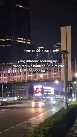 akankah kembali tragedi 98 dikarenakan aparat sudah merenggut nyawa rakyat, rakyat biasa yang ingin mendapatkan keadilan di negara yang katanya demokrasi ini, tapi kenapa pas meminta keadilan malah nyawa sebagian dari rakyat kamu ambil,seluruh sangat merasakan empati apa yang terjadi,tetapi kenapa para elit/pemerintah bungkam dengan kasus ini,dan saat mencari keadilan kenapa rakyat malah di tololkan/goblokkan/SDM rendah ingat kalian dulu juga rakyat yang milih rakyat yang ngasih gaji rakyat, aparat bukan untuk rakyat melainkan untuk para tikus kantor, ingat jangan buat rakyat marah,kalian sendiri yang menginginkan tragedi 98 terulang yang dulu membuat semakin parah dikarenakan ada mahasiswa kalian tembak (aparat kepolisian) ini sekarang ganti kalian tabrak sampe nyawa hilang, kami rakyat akan memberontak sama negara yang pemimpin bukannya memberi solusi tapi malah menghina kami yang memberi aspirasi#ripdemokrasi #demo #rakyat #bersuara 