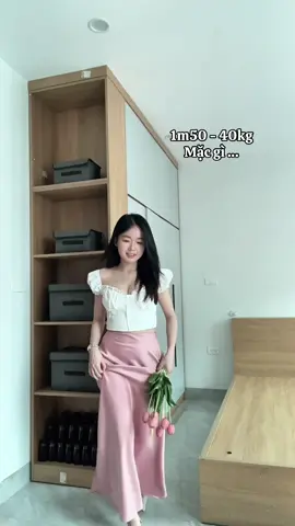 Là con gái NHẤT ĐỊNH NÊN CÓ một chiếc váy lụa nhen trời ơiii. Nó nữ tính… mà nó đẹppp 🫶🏻🫶🏻🫶🏻 nó dịuuu (Đồ tui dùng toàn đồ ứng dụng cao thôi nên có sự lặp lại… nếu gây cho mí bà sự nhàm chán thì mong các bà thông cảm nhen) #oufit #m50 #macgidexinh #nganmet5 #myoufit 