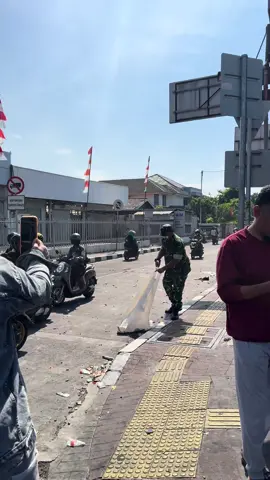 Saya sampe nangis lihat bapak TNI, sehabis Demo DPR sama pak pol, beliu dengan tulus membersihkan jalan, sehat sehat pak pahlawanku