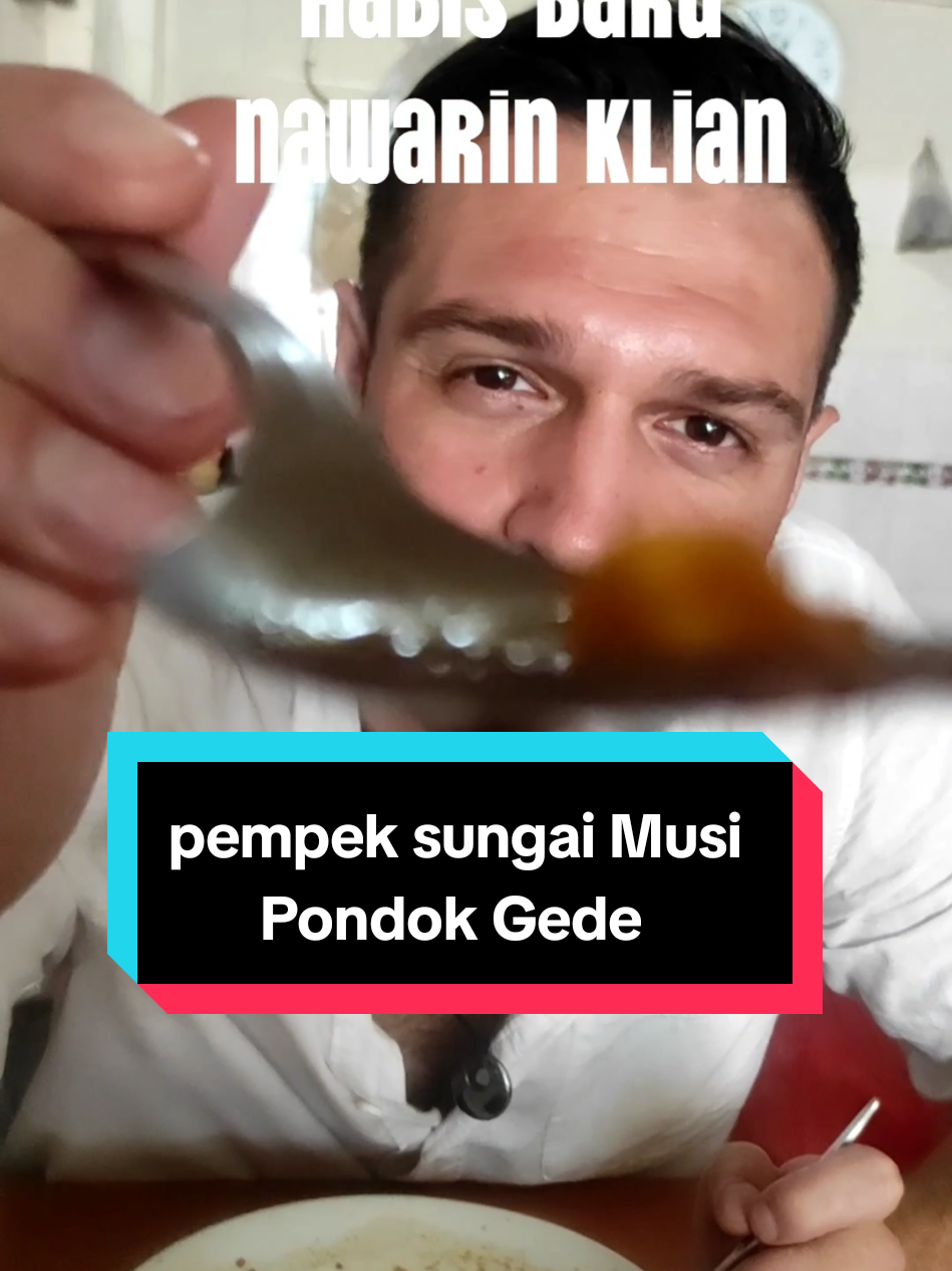Pertama kali Dan Langsung jatuh Cinta sama Mpempek Musi raya Enak gurih asam pedas.. blow my mind penasan coba rasanya di lokasi di bawah guys #promomakangajian #funnyvideos #fyp #mukbang #bule 
