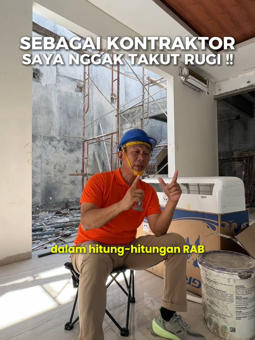 Pernah ada satu proyek renovasi rumah yang saya kerjakan Waktu itu, kondisi temboknya rusak parah padahal di RAB awal, kerusakan itu belum dihitung. Saya sudah komunikasikan dan disetujui untuk dikerjakan yang terbaik. Tapi pada akhirnya, klien keberatan dengan biaya tambahan yang muncul. Lalu saya bilang ke mandor: 