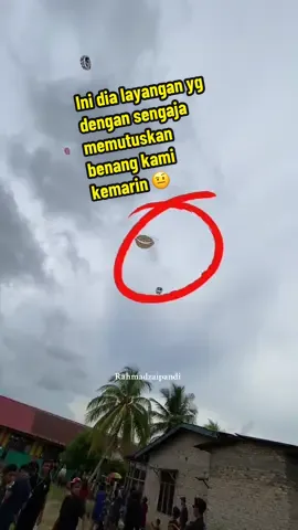 Ini dia layangan yg dengan sengaja memutuskan benang kami kemarin 🤨🤨  #layangan #lombalayangan #fyp #airjoman #sumatrautara 