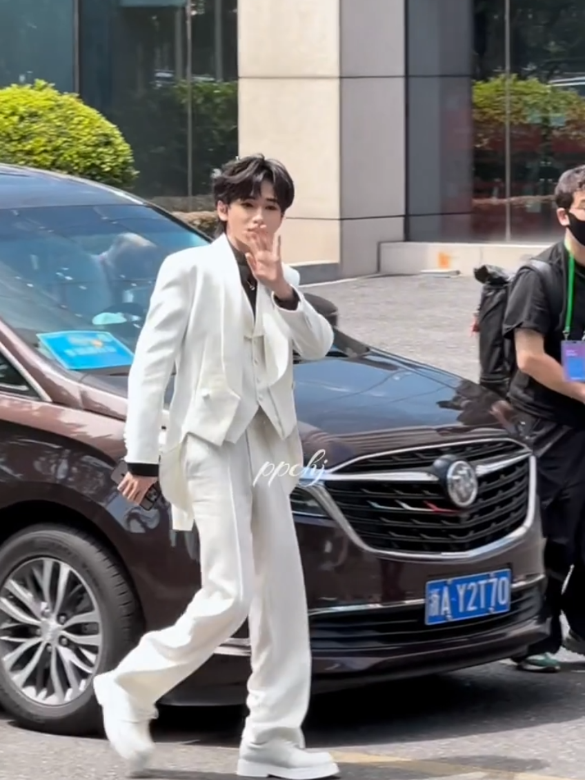 ย่าเซียนวันนี้ค่ะ สวมสูทขาวหล่อมาก✨ #songyaxuan #宋亚轩 #tongahien #tnt时代少年团 #tnt_thời_đại_thiếu_niên_đoàn 