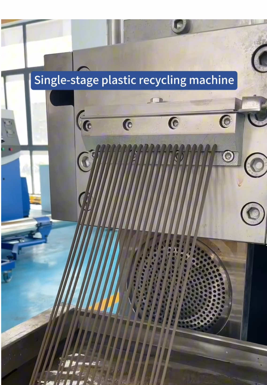 Single-stage plastic recycling machine, producing 100-200 kilograms of granules per hour #plastic #recycling #machine #plastik #bijiplastik 