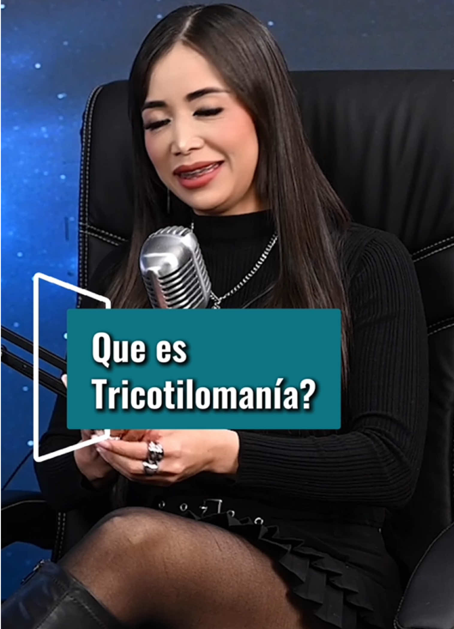 La condición se llama tricotilomanía. Es un trastorno del control de los impulsos en el que la persona siente una necesidad recurrente e irresistible de arrancarse el cabello, generalmente del cuero cabelludo, aunque también puede hacerlo de las cejas, pestañas u otras zonas del cuerpo. 👉 Se considera un trastorno relacionado con el espectro obsesivo-compulsivo (TOC) y suele generar ansiedad, vergüenza o problemas de autoestima. Que puede hacer  la familia de quien lo padece ? •	Escucha sin juzgar: evita regaños o críticas. Recuerda que no es “falta de voluntad”, sino un trastorno. 	•	Infórmate sobre la condición: así entiendes mejor lo que siente y evitas comentarios que puedan aumentar la culpa o vergüenza. 	•	Fomenta la búsqueda de ayuda profesional: anímalo a acudir a un psicólogo o psiquiatra; acompañarlo a la primera cita puede ser un gran gesto. 	•	Ofrece distracciones o actividades alternativas: a veces ayuda tener objetos en las manos (pelotas antiestrés, tejidos, dibujos) para canalizar la ansiedad. 	•	Mantén la calma ante recaídas: son comunes, y lo importante es retomar el proceso sin culpas. 	•	Refuerza lo positivo: reconoce pequeños logros, como reducir los episodios o hablar abiertamente del tema. ⸻ 🔹 Lo que conviene evitar 	•	No minimizar (“solo deja de hacerlo”). 	•	No presionar o vigilar constantemente, pues puede aumentar el estrés. 	•	No culpar: la culpa solo empeora el círculo de ansiedad. ⸻ 🔹 Apoyo emocional 	•	Brinda un ambiente seguro, donde sepa que no será criticado. 	•	Hazle sentir que no está solo y que buscar ayuda no es signo de debilidad. 	•	Anima a realizar actividades que reduzcan ansiedad: ejercicio, meditación, hobbies creativos. 👉 Lo más importante: acompañar sin imponer. Tu papel no es curar la enfermedad, sino ser un apoyo emocional y motivar a que reciba ayuda especializada. @Zether @Meny Zether #ansiedad #tricotilomania #viral 