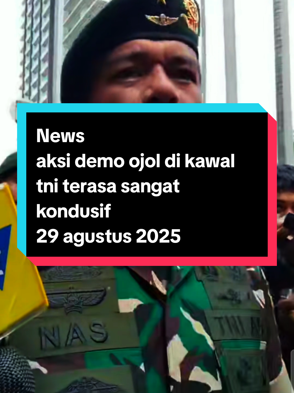 TNI Tenangkan Massa Ojol yang Demo di Depan Brimob Kwitang jakarta. Ratusan pengemudi ojek online (ojol) kembali menggelar aksi unjuk rasa di depan Mako Brimob, Kwitang, Jakarta Pusat, Jumat, 29 Agustus 2025 Mereka menuntut transparansi kasus tabrakan kendaraan taktis (rantis) yang menewaskan seorang rekan sesama ojol saat aksi sebelumnya Dalam aksi yang sempat memanas, sejumlah anggota TNI dari Angkatan Darat (AD) dan Angkatan Laut (AL), turun langsung ke lokasi untuk menenangkan massa. Kehadiran mereka membuat situasi yang awalnya tegang menjadi lebih kondusif. 