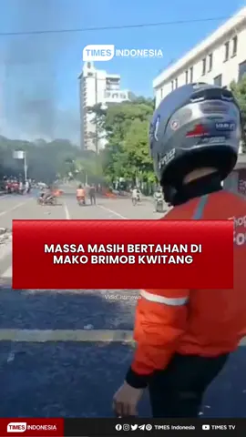 Suasana di kawasan Mako Brimob, Kwitang,Jakpus, masih belum kondusif pada Jumat (29/8/2025) pagi. Sejumlah massa masih bertahan di lokasi, menyuarakan protes atas kematian tragis Affan Kurniawan. Seorang pengemudi ojol yang tewas  terlindas kendaraan taktis Brimob dalam aksi unjuk rasa.  Sisa bau menyengat dari gas air mata masih terasa di udara, dan asap dari beberapa tembakan gas air mata masih mengepul di titik-titik tertentu.  Ruas jalan ditutup dan dialihkan, dari arah Salemba yang harus melalui Flyover Senen menuju Gunung Sahari. Sisa aksi semalam seperti bangkai mobil-mobil yang dibakar juga masih berserakan di lokasi kejadian #indonesiagelap #DPRRI #demoDPRRI #demonstran #brimob 