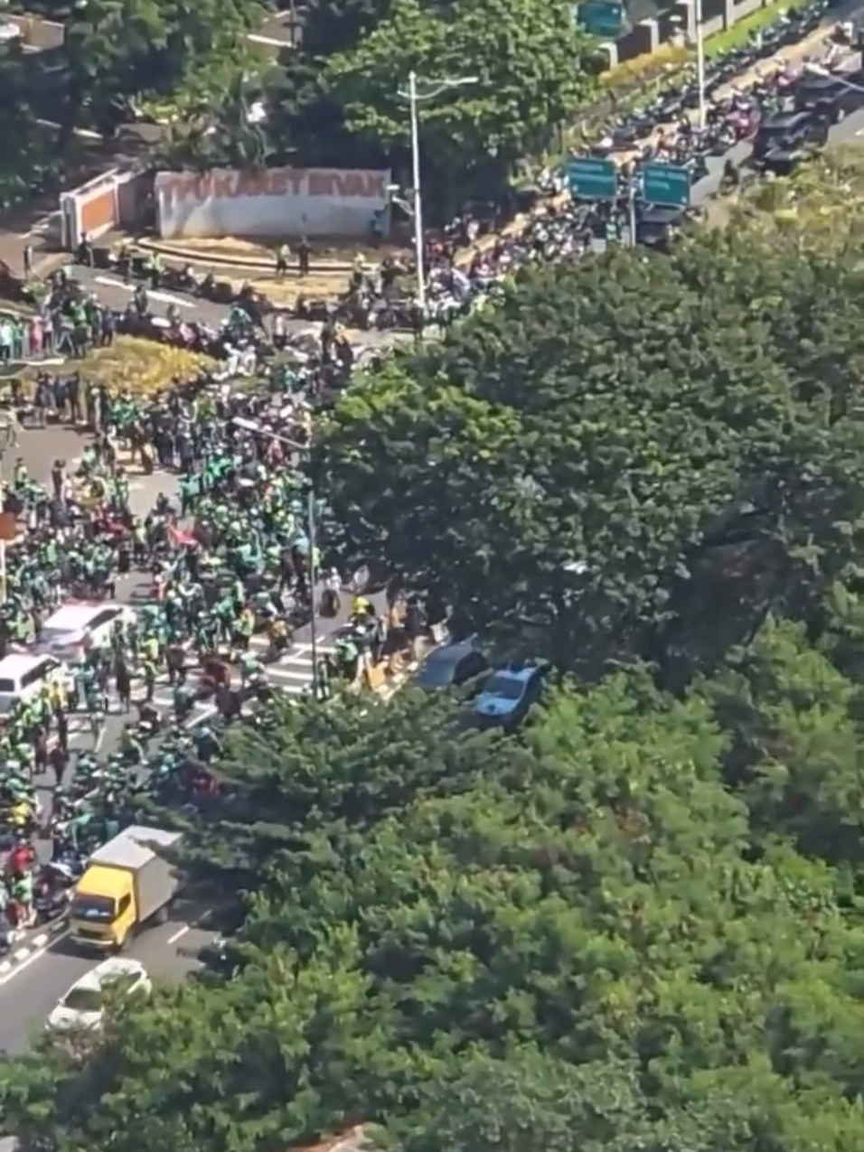 Ribuan ojol tampak mengiringi pemakaman jenazah Affan menuju TPU Karet Bivak Jakarta pagi ini, Jumat (28/8/2025). 📽️ : @infojawabarat
