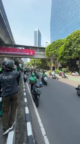 Selamat jalan kawan ,tenang dialam sana ,terimakasih sudah berjuang ❤️ Affan Kurniawan ,usia 21th  beliau tulang punggung keluarganya , #rip #dukacita #brimob #gojek #demodpr #foryoupage 