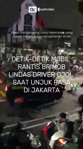 Seorang pengemudi ojek online bernama Affan Kurniawan (20) meninggal dunia setelah dilindas mobil rantis Brimob saat pengamanan demo di Pejompongan, Jakarta Pusat, pada Kamis malam 28 Agustus 2025.  Korban sempat dibawa ke RSCM namun tidak tertolong. Peristiwa ini terekam kamera warga dan viral di media sosial.  Affan diduga sedang mengantar pesanan sebelum terjebak kericuhan hingga menjadi korban dalam insiden yang memicu duka dan kecaman publik.#tiktokberita #demo #unjukrasa 