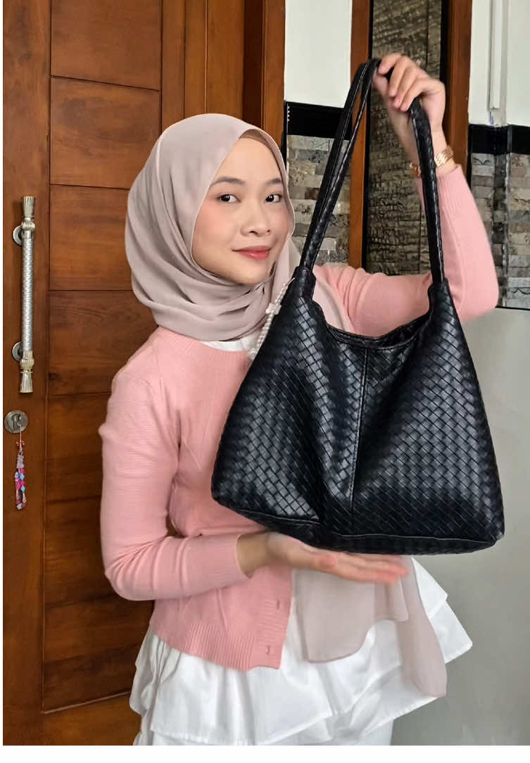 yang aku pake warna hitam yahh, biar kepake di semua warna outfit🥰✨ #fyp #affiliatetiktok #tasgemes #tasestetik #affiliatepemula 
