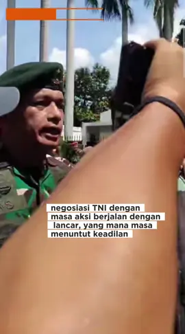 negosiasi TNI dengan masa aksi berjalan dengan lancar, yang mana masa menuntut keadilan #tnibersamarakyat #brimob #ojolviral #demo #fypシ゚ 