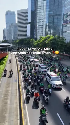 Jenazah Affan Kurniawan, driver ojol yang menjadi korban terlindas kendaraan taktis Brimob saat aksi di Jakarta Pusat, dimakamkan di TPU Karet Bivak pada Jumat (29/8) pagi dengan prosesi haru, diiringi solidaritas rekan-rekan ojol; ia meninggal pada Kamis malam (28/8) usai insiden tersebut. #brimob #demodpr #news #demodpr 