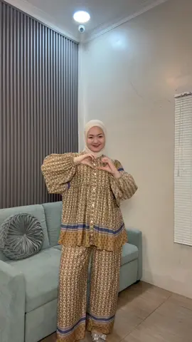 Jolie set cantik banget dipakenyaa 😍 warna netral emang slalu besttt, jangan lupa co dan join live ya ❤️