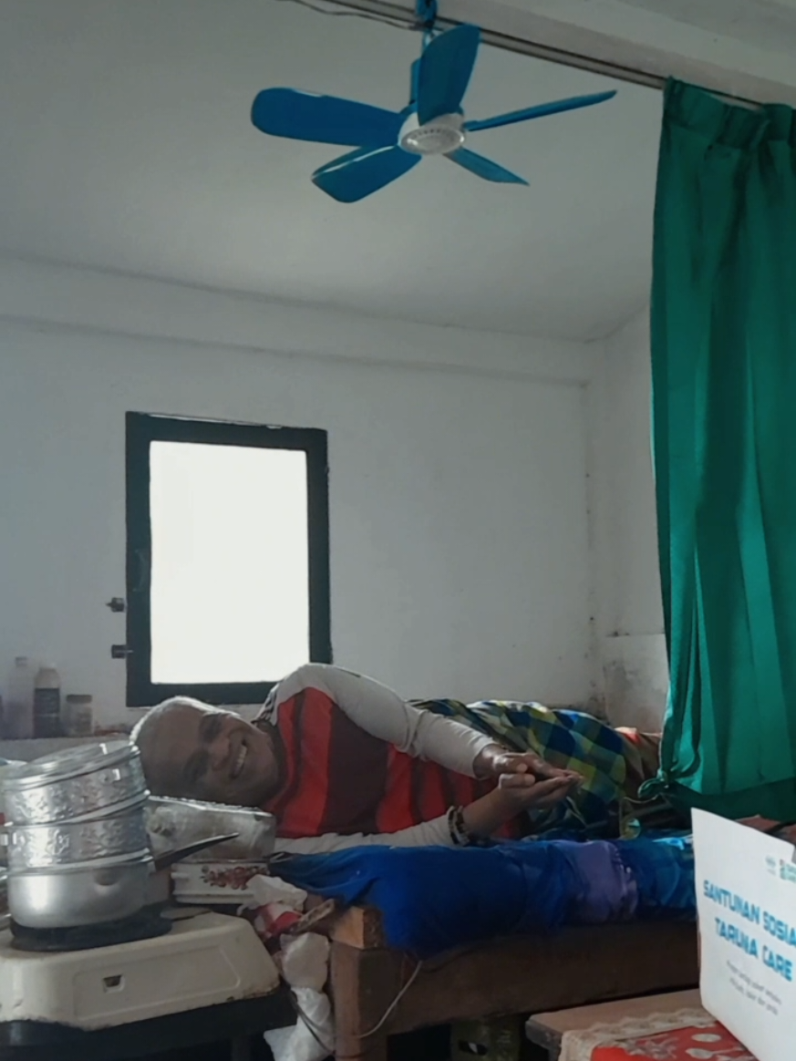Penyerahan santunan sosial Taruna Care kepada Bp. Anwari langsung kepada beliau di Salamkanci Bandongan. Beliau menderita kelumpuhan sejak masih muda sehingga membuatkan terbatas dalam beraktifitas, setiap harinya dia hanya tertidur diranjangnya tanpa teman dan keluarga. oleh tetangga disediakan kompor kecil disamping ranjangnya untuk mempermudah dia dalam makan dan minum. #fyp #dhuafa #pedulisesama #santunan #creatorsearchinsights 