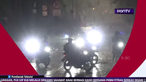 Sejumlah massa melakukan aksi unjuk rasa di area Mako Brimob Polda Metro Jaya, Kamis malam (28/8). Unjuk rasa tersebut untuk menuntun keadilan dan tanggungjawab atas meninggalnya pengemudi Ojek Online (Ojol) akibat dilindas kendaraan taktis (rantis) barakuda Brimob dalam aksi demonstrasi di kompleks Parlemen, Senayan, Jakarta.