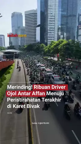 Suasana haru mewarnai pemakaman Affan Kurniawan, driver ojek online (ojol) yang tewas usai dilindas kendaraan taktis (rantis) Brimob di Jakarta Pusat, Kamis (28/8/2025) malam.  Sekitar 1.000 pengemudi ojol mengantar jenazah dari rumah duka di kawasan Menteng ke Tempat Pemakaman Umum (TPU) Karet Bivak, Jakarta Pusat, Jumat (29/8/2025) pagi. Hafi (40), rekan sesama driver yang akrab disapa Ompong, mengatakan para ojol bertekad mengawal mendiang hingga liang lahat.  “Kita (driver ojol) mau ngawal sampai makam, kita konvoi. Jam 10.00 WIB dimakamkan di Karet Bivak. Ada kurang lebih 1.000 orang driver ojol ikut mengantar,” ujarnya di rumah duka dikutip dari Antara. - Selengkapnya kunjungi website dengan klik link di bio atau download aplikasi di AppStore dan Google Play Store. #inilahNews #RantisBrimob #AffanKurniawan #Ojol #Demo #28Agustus #Inilahcom #titiktengah #titikcerah 