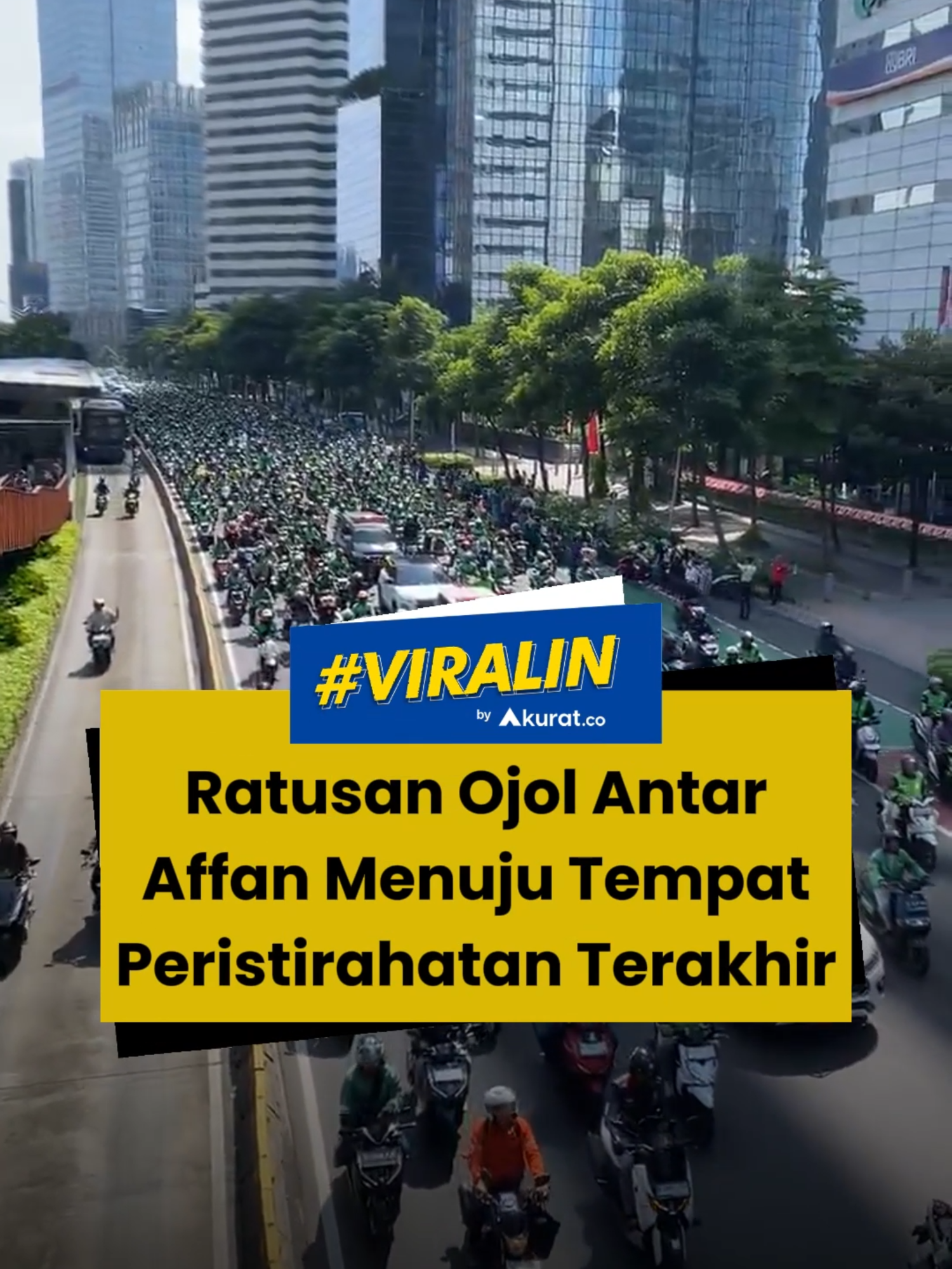 Ratusan driver ojek online turut mengiringi Affan Kurniawan, korban aksi demo yang dilindas oleh mobil taktis Brimob, ke tempat peristirahatan terakhirnya. Jenazah Affan dimakamkan di TPU Karet Bivak Blok AA1, Blad 1070, petak 0930, Jumat (29/8/2025). 🎥: X/AGTBLHKK, Dok. Warga. #pemakaman #affan #korban #demo #ojekonline #ojol #akuratco