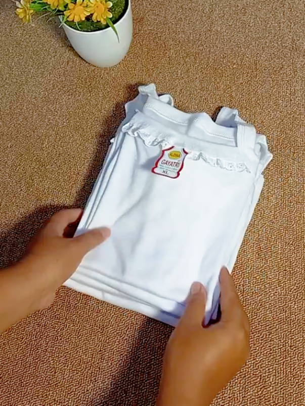 Demi apa singlet anak selembut pelukan mama ini harganya cuma seharga cilok doang, auto sat set borong dong .. #singletanak #kaosdalamanak 