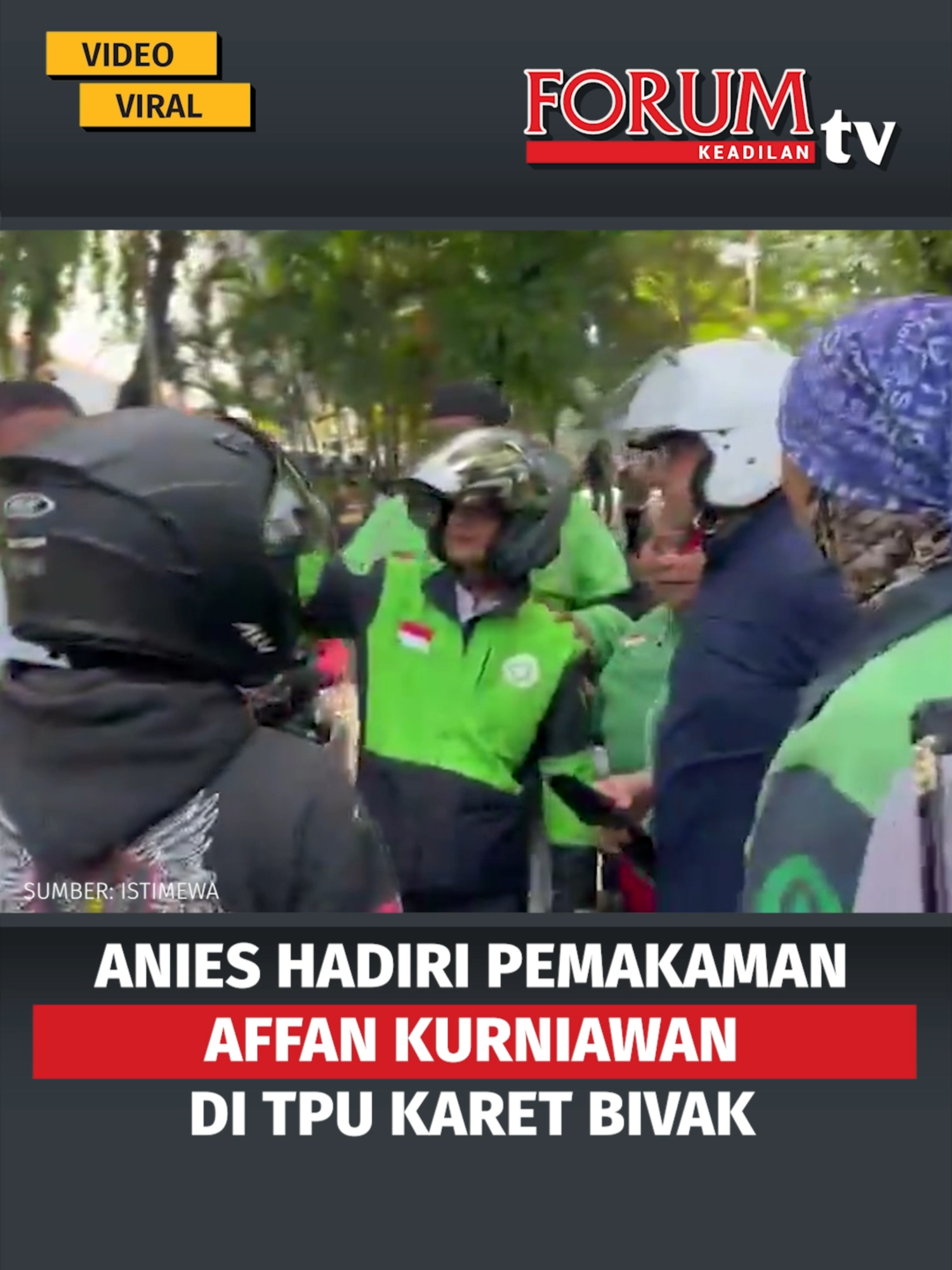 Mantan Gubernur DKI Jakarta Anies Baswedan menghadiri pemakaman Affan Kurniawan, pengemudi ojek online (ojol) yang tewas dilindas rantis Brimob. Jenazah Affan dimakamkan di TPU Karet Bivak, Jakarta Pusat. Baca lainnya di forumkeadilan.com #aniesbaswedan #affankurniawan #ojekonline #ojol #rantisbrimob #pejompongan #pemakaman #tpu #karetbivak #jakartapusat #demojakarta #forumkeadilan