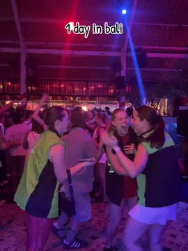 Gojek(cewek)bule di bali viral#viralgojek #bule #gojekbali #gojek #batubolongbeach #fy #fypppp #Nvousparty #beerponginternasional #wednesday #oldmans #