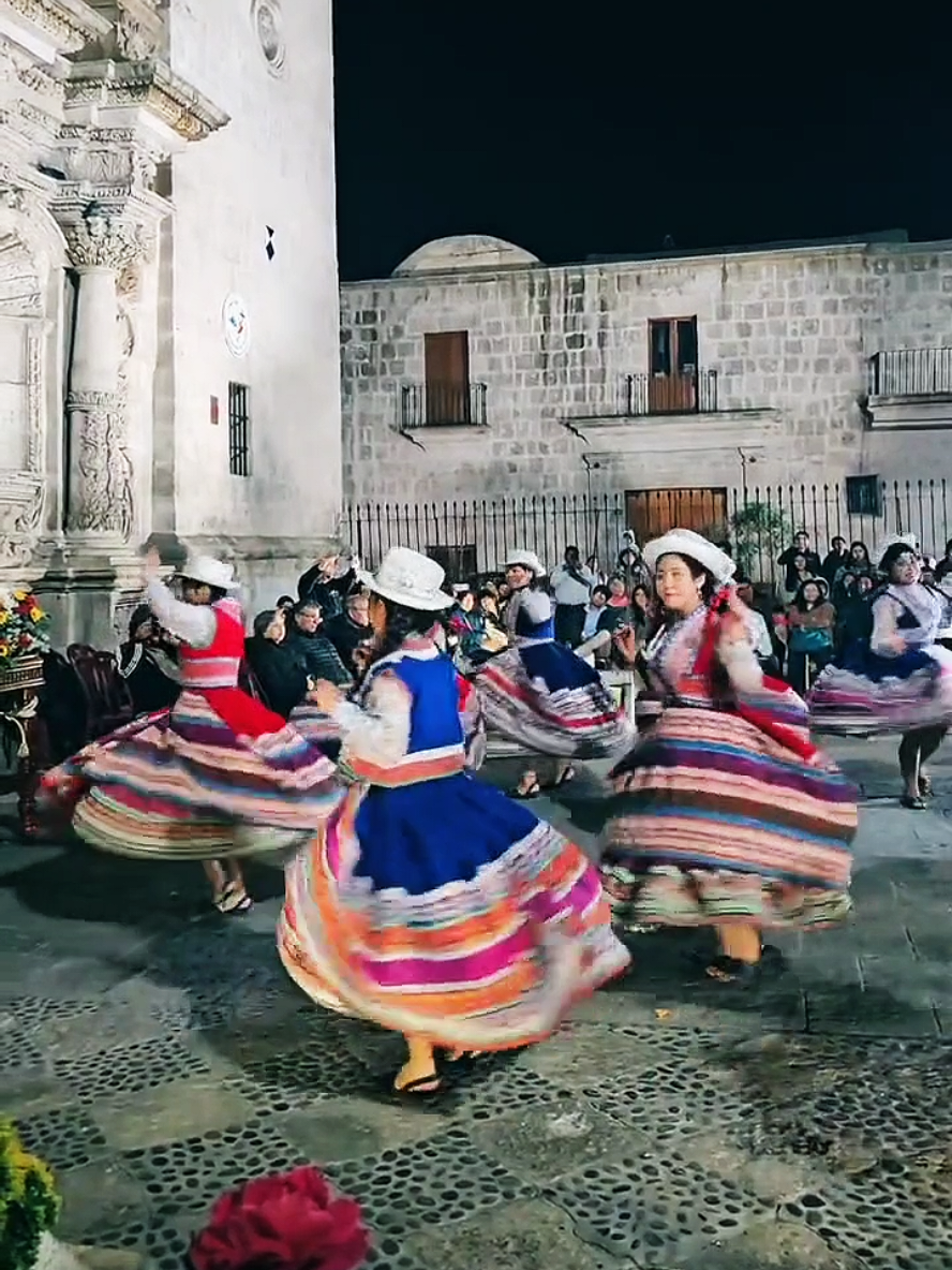 🎉🙌 ¡Así se vive la tradición en Arequipa! Los alumnos de la UNSA 🦉 nos regalaron la energía del Wititi, danza del amor ❤️💃 que nació en el Colca 🌄 Este evento fue un homenaje a San Agustín, el santo patrono de 