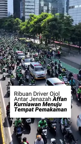 Momen ribuan driver ojol mengantarkan jenazah Affan Kurniawan menuju tempat peristirahatan terakhirnya di TPU Karet Bivak. #pesonamuba #ojol #affankurniawan 