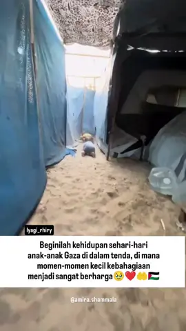 Yaman hanya ingin keluar dari tenda seperti Amir bermain. Ibunya tidak punya pilihan selain membiarkannya. Yaman mengejar Amir dengan merangkak, suara tawa dan teriakan mereka bergema di seluruh kamp, semua orang mendengarnya dan membuat ibunya sedikit khawatir.🥺😢 Beginilah kehidupan sehari-hari anak-anak Gaza di dalam tenda, di mana momen-momen kecil kebahagiaan menjadi sangat berharga.❤ Anak-anak Gaza berhak mendapatkan kehidupan yang bermartabat, dengan hati yang bebas dari rasa takut dan lapar. Mereka berhak mendapatkan tempat tinggal yang bersih, mainan untuk dimainkan, pendidikan yang layak, dan kesempatan untuk berkembang. Namun, kenyataan yang mereka hadapi adalah kehidupan dalam ketidakpastian, kesulitan, dan penderitaan.💔🇵🇸 حَسْبُنَا اللهُ وَنِعْمَ الْوَكِيْلُ نِعْمَ الْمَوْلَى وَنِعْمَ النَّصِيْرُ 🤲🤲🤲 Notes 📝: @iyagi_rhiry   #fypppppppppppppppppppppppppppppppppppppppppppppppppppppppppppppppppppp #fypシ❤️💞❤️ #fypシ゚ #fypシ゚viral 