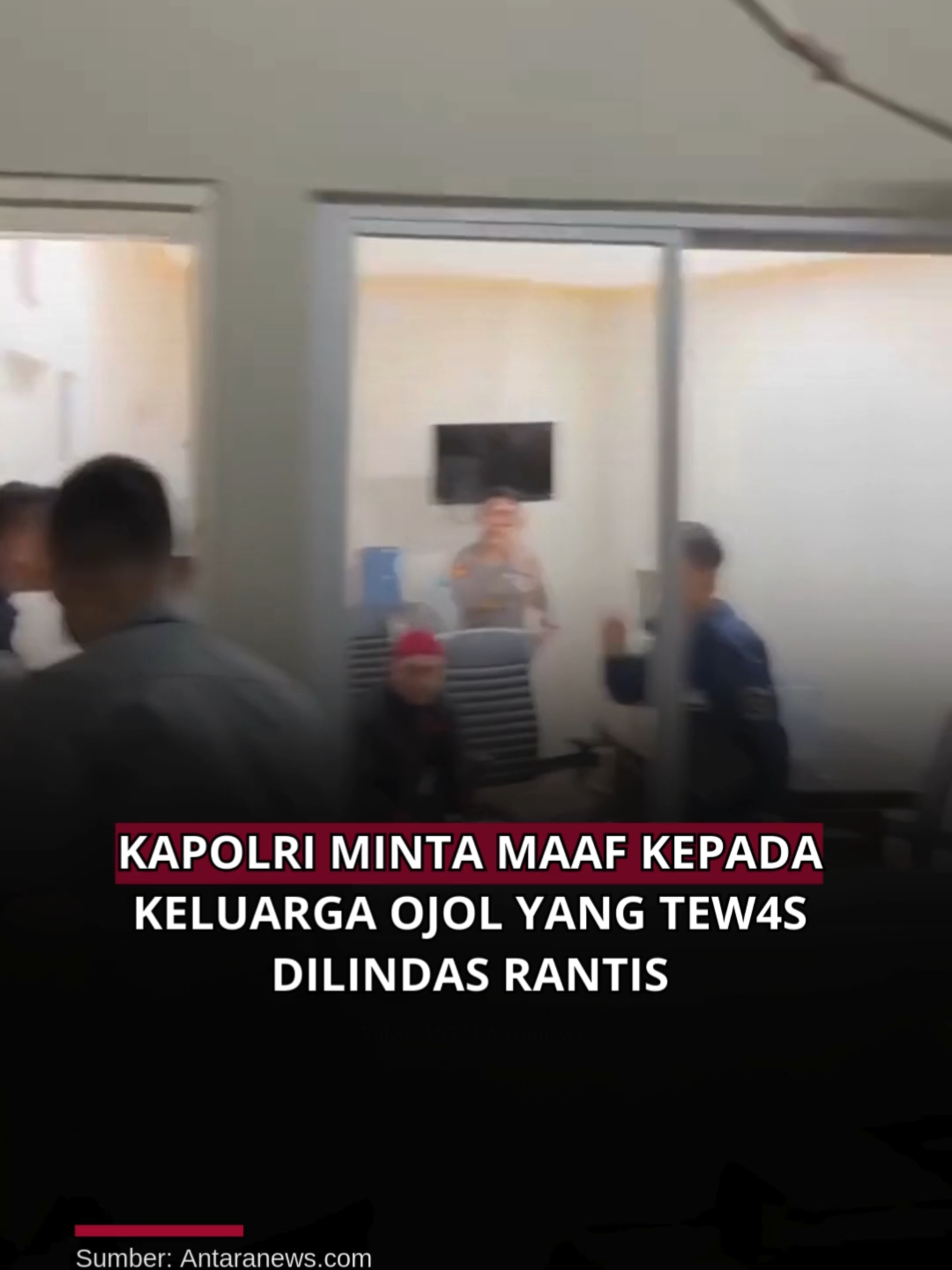 💔 Kapolri Angkat Bicara Di tengah duka tragedi Pejompongan, Kapolri Jenderal Listyo Sigit Prabowo menyampaikan permintaan maaf kepada keluarga driver ojol yang tewas terlindas rantis Brimob saat unjuk rasa buruh. Kapolri berkomitmen untuk menindak tegas anggotanya yang terlibat serta mendampingi keluarga korban hingga proses pemakaman. Langkah ini jadi sorotan publik: apakah benar Polri akan tegas dan transparan? Rakyat menanti bukti, bukan sekadar janji. -muti #update#ojol #kapolri#JusticeForOjol #Kapolri #TragediPejompongan #JenderalListyoSigitPrabowo  #brimobindonesia #kasus