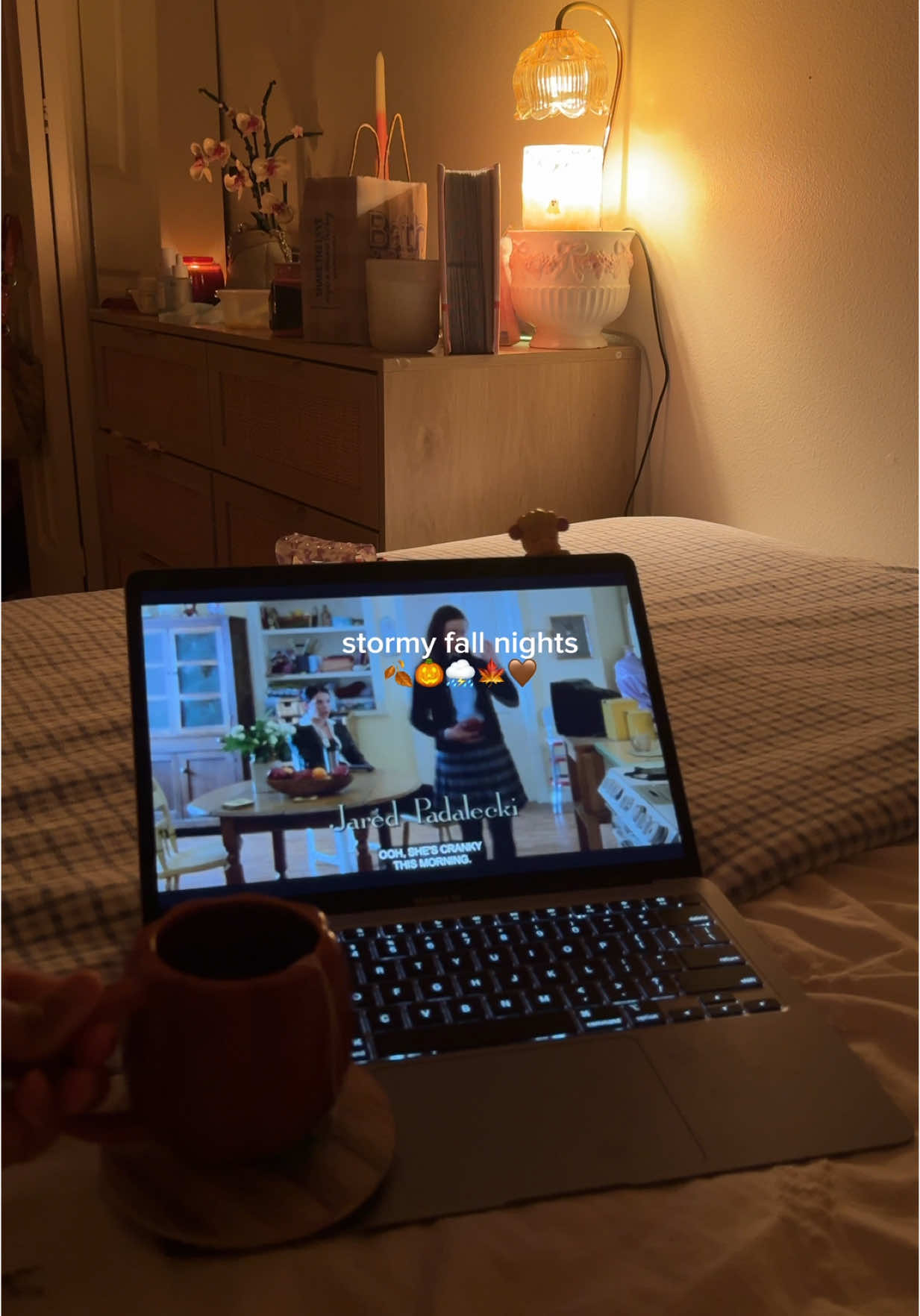 🍂rainy nights are so comforting #fall #cozyevening #cozyathome #cozyfall #pinterest #nightroutine #creatorsearchinsights #gilmoregirls #vampirediaries #fallaesthetic #autumnaesthetic #rainydays #uggseason #minivlog #cozybedroom #tistheseason #fallvibes 