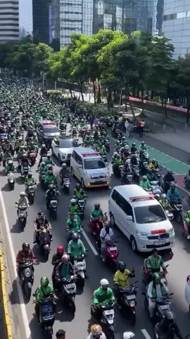 BERITA NASIONAL Momen ribuan driver ojol mengantarkan jenazah Affan Kurniawan menuju tempat peristirahatan terakhirnya di TPU Karet Bivak.🥀🥀🥀 [📹: X/agtblkhh] Via @ahquote 