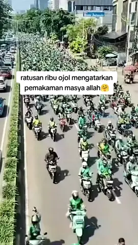 ratusan ribu ojol mengantarkan pemakaman rekan nya, masya allah#pemakaman#ojol #fyppppppppppppppppppppppp #trend #lewatberandafyp 