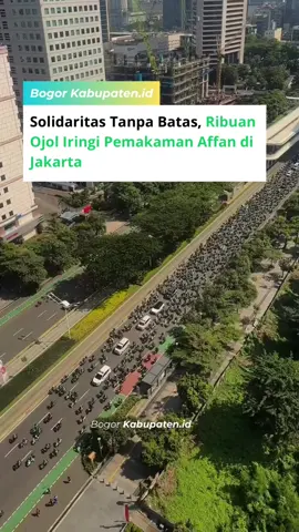 Jakarta – Ribuan pengemudi ojek online (ojol) tampak hadir mengiringi pemakaman almarhum Affan menuju Tempat Pemakaman Umum (TPU) Karet Bivak, Jakarta, Jumat (29/8/2025) pagi. Suasana haru menyelimuti prosesi pemakaman. Sejak pagi, rekan-rekan sesama ojol sudah berkumpul di rumah duka untuk memberikan penghormatan terakhir sebelum mengantarkan jenazah ke peristirahatan terakhir. Konvoi panjang motor ojol dengan atribut khas hijau-hitam memenuhi jalan menuju TPU Karet Bivak, menandakan solidaritas dan rasa kehilangan yang mendalam dari komunitas ojol terhadap sosok Affan. “Beliau orang baik, suka bantu sesama. Makanya kita datang beramai-ramai,” ujar salah satu pengemudi ojol yang hadir di lokasi. Jenazah dimakamkan dengan penuh khidmat, disaksikan keluarga, kerabat, dan ribuan ojol yang turut mendoakan. Kehadiran massa yang begitu banyak menunjukkan kuatnya persaudaraan dan ikatan di antara para pengemudi ojol. 🎥/ aidaaihsan #turutberdukacita #viral #fyp #ojol #jakarta 
