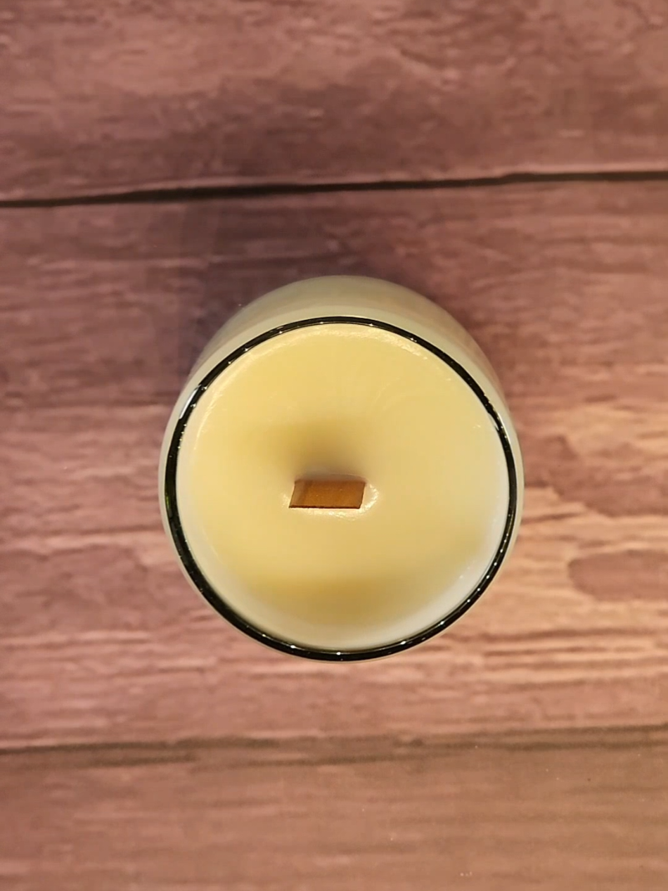 Del taller al fuego: el proceso completo de esta vela artesanal de soya, en puro ASMR. Vidrio soplado blanco de Tonalá, doble pabilo de madera y una mezcla única: toronja, jazmín, sándalo e incienso. Cada sonido cuenta: desde el vertido hasta el encendido final. ¿Qué aroma te gustaría que probemos en la próxima vela? 👇 #vela #velas #velaartesanal #velasaromaticas #velasartesanales #veladesoya #vidriosoplado #vidrioartesanal #pabilodemadera #asmr #asmrvelas #asmrmexico #asmrlatinoamerica #candlemaking #handmadecandles #candlelover #decoracionhogar #relaxasmr 