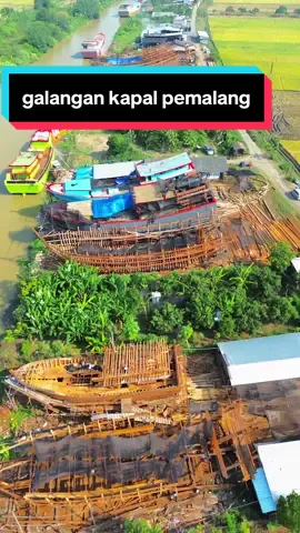 yang didarat bilang kangen, yang dikapal bilang sabar, hubungan selucu ini berkelahi dengan singal dan jarak.  . . 📍lokasih: galangan pemalang, irigasi sawah, desa kabunan #pemalang #galangankapal #pelaut #drone #djik45a 