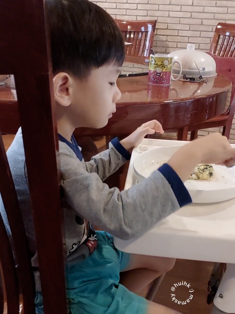เช้านี้แม่ทำเมนูขนมปังผักโขมอบชีสให้ลูกทานค่ะ #มื้อเช้า #ลูกชาย #แม่และเด็ก @หม่าม๊าสกาย I Mama Sky 