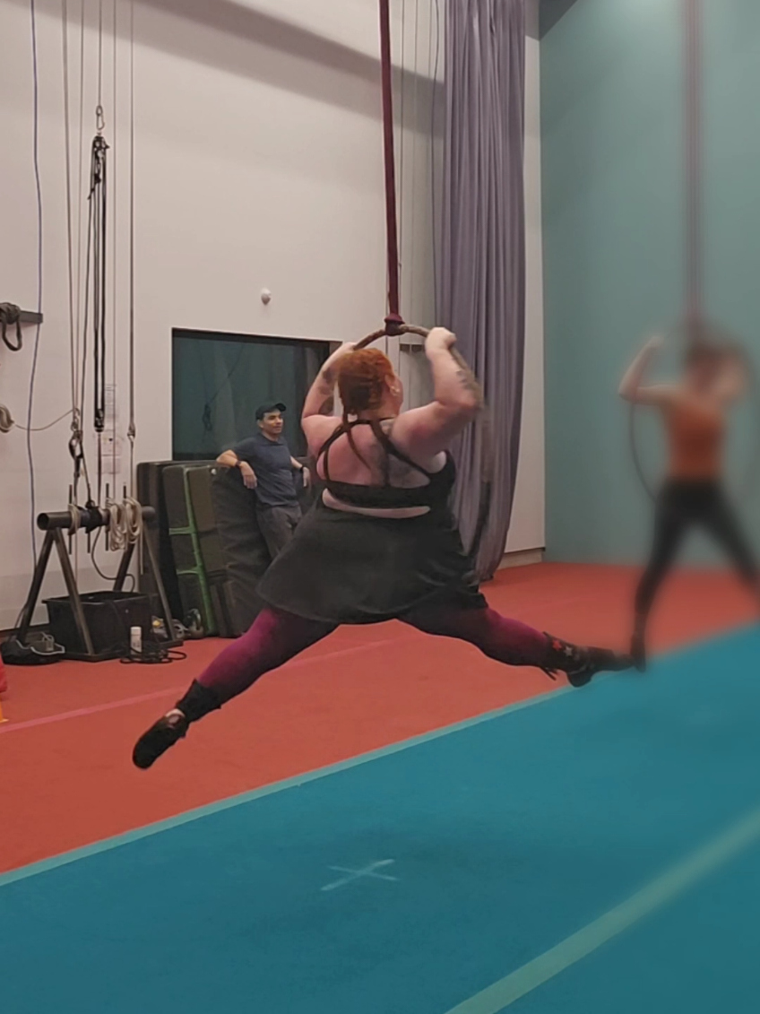 Fun spins in class today 🎉 #circus #aerialhoop #plussizeaerialist #aeriallyra #spinspinspin 