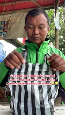 Gpp saya makan nya pake sambel sachet dan daun kemangi, yang penting wakil rakyatnya senahtera#ojol #story #gojek 
