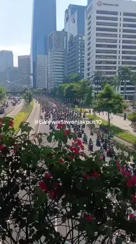 Ribuan Pengemudi Ojek Online mengantar Jenazah Affan ke TPU Karet Bivak, Tanah Abang, Jakarta Pusat, Jumat 29 Agustus 2025. . . . Ribuan driver ojol mengantar rekan kerjanya yang bernama Affan Kurniawan yang tewas setelah terlindas kendaraan taktis Brimob di Pejompongan, Kamis 28 Agustus 2025. . . . Follow : @Balewartawanjakpus10 . . . #poldametrojaya#ojol#pelajar#mahasiswa#demo#dpr