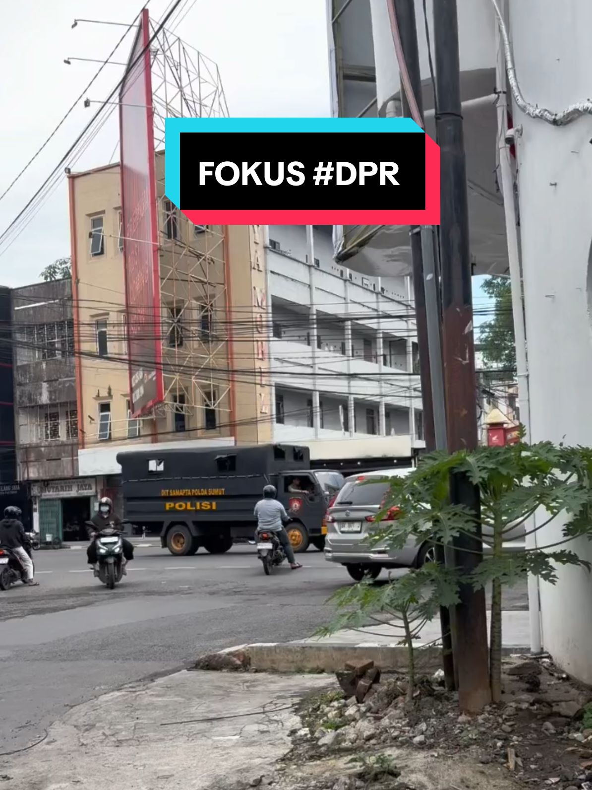 stay safe buat temen temen yg di Medan,situasi terkini aparat sudah bergerak,tapi ingat jangan mudah terprovokasi jangan sampai konflik horizontal atau sesama kita bahkan aparat,ingat yang kita kritik DPR. #dprri #demo #keadilan 