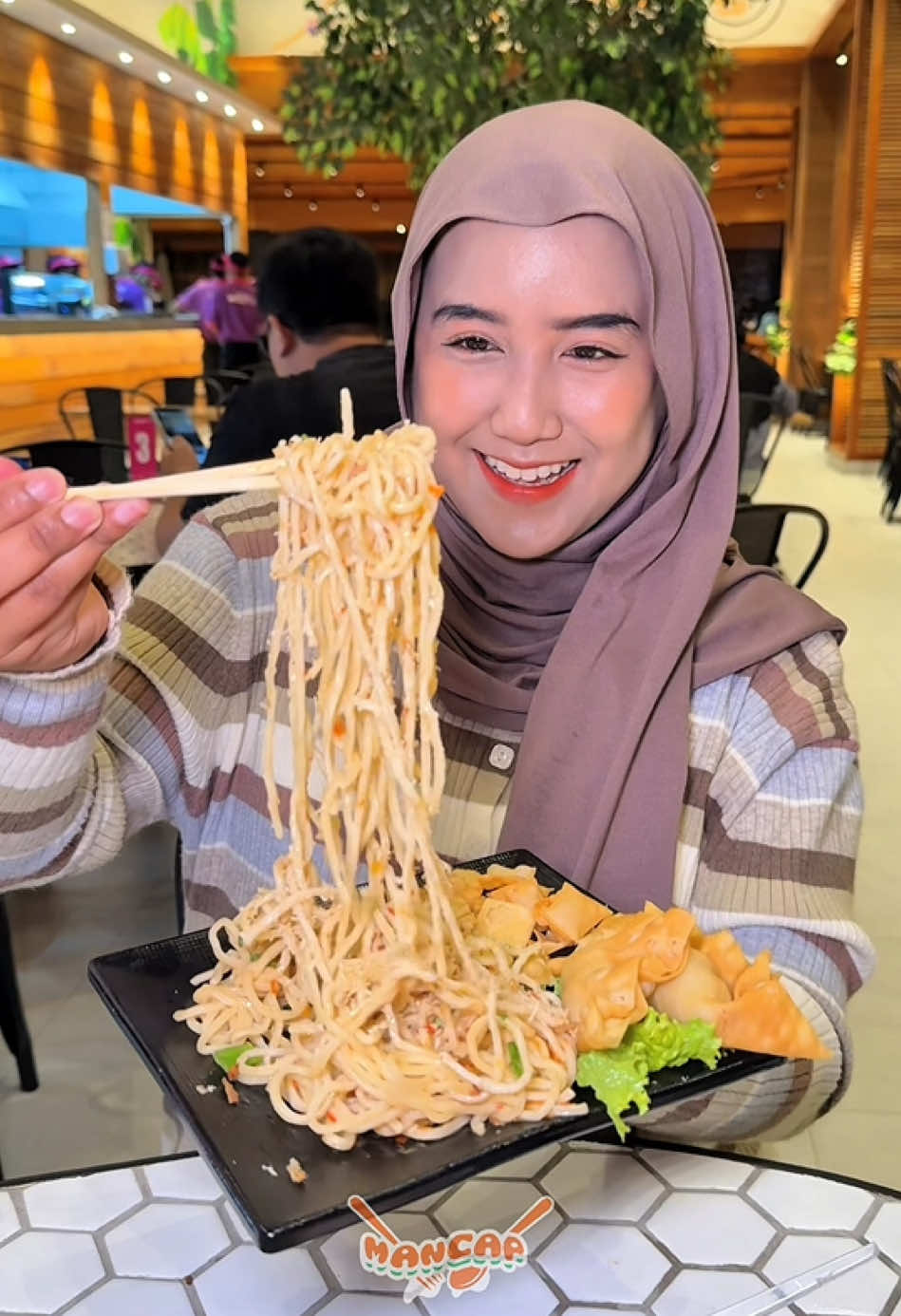 AKHIRNYA BUKA DI CILACAP ‼️BANYAK PROMO GRAND OPEINING BESOK . Jangan lupa dateng tanggal 30 Agustus 2025 ya! Dan dapetin promonya‼️@Wizzmie  Buy 1 get 1 Menu mie / dimsum 30 Agustus 2025
 - Buy 1 get 1 KHUSUS menu mie 31 Agustus - 2 
 September 2025
 - Buy 1 get 1 KHUSUS pembelian min 60K (3 - 9 
 September 2025)
 - Buy 1 get 1 KHUSUS pembelian min 70K (10 - 16 
 September 2025) 
 🌟Syarat dan ketentuan 
 - Hanya berlaku DINE IN 
 - Wajib Follow Instagram Wizzmie
 - Hanya berlaku pembelian di kasir 📍jl S Parman Cilacap (sebelah papa cookies) #wizzmie #wizzmiecilacap #kulinercilacap #makanancilacap #cilacap 